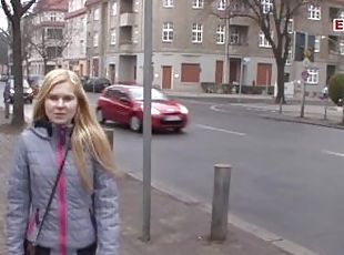 Dünne deutsche Frau mit kleinen Titten auf der Straße zum Casting a...