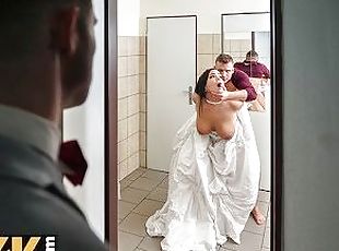 VIP4K. Being locked in the bathroom, sexy bride doesnt lose time an...