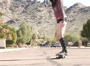 Hot chick gets naked outdoors while skating