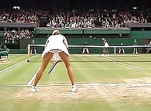 Maria Sharapova Shows Her Sexy on the Court