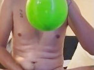 Estaba aburrido y me puse a inflar globos mientras me masturbo FAP ...