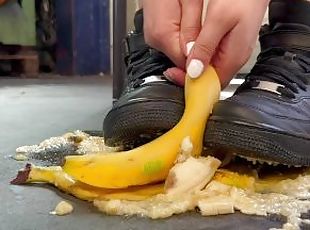 Puting on my shoes ???? poor bananas ???? Trailer/preview! JuliaApr...