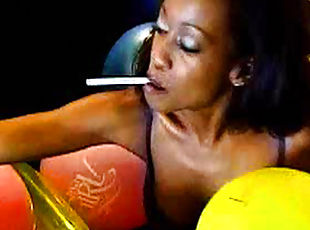 Smoking ebony pleases with her fetish