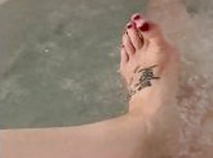 BBW stepmom MILF long legs bare wrinkled soles wet toes and feet in...