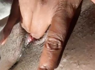 masturbación, coño-pussy, amateur, negra-ebony, regordeta, con-los-dedos, a-solas, puta-whore