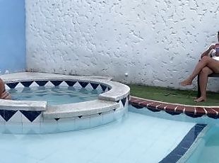 MI ESPOSA SE DESCUIDA CON SU CELULAR MIENTRAS ESTAMOS EN LA PISCINA...