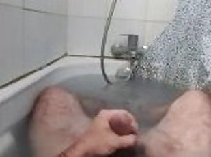 Tout doucement je me fais jouir dans le bain en baisant ma main / E...