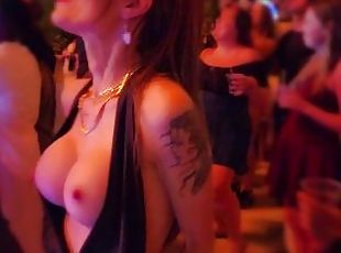 tetas-grandes, al-aire-libre, público, amateur, babes, cámara, voyeur, bragas, pillada, exhibicionista