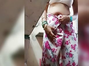Village Bhabhi Nasheele Bathein Saree Dropping Boobs Showing In Kit...
