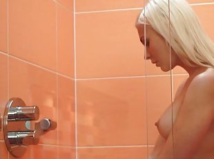Blonde cutie Tracy Pearl masturbates in the shower