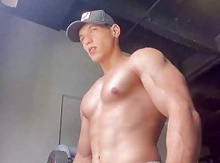 Muscle guy from gym does big muscle worship to cum