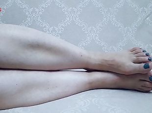 Anna holds her feet steady so you can have a better look. Does she ...
