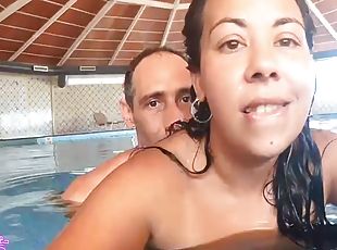 tetas-grandes, amateur, madurita-caliente, cámara, voyeur, piscina, morena