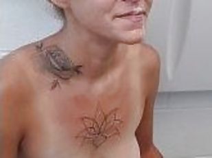 pubblici, amatoriali, pompini, eruzioni-di-sperma, mammine-mature, trio, doppie, sperma-sulla-faccia, tatuaggi, tettine