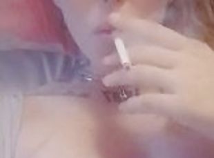 culo, tetas-grandes, amateur, babes, rubia, a-solas, fumando, tatuaje