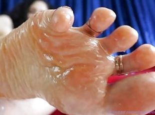 Oiled feet with toe rings - foot fetish padrona italiana mistress l...