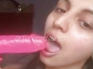 Hermosa Morocha Chupando un Dildo