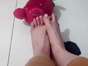 FETISH PLAYING WITH A FOOT STRAWBERRY