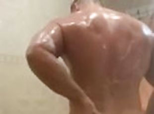 Camera record muscle guy while he is showering and he doesn't know ...