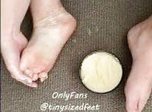 TinySizedFeet Rubbing Mango Body Butter all over my tiny feet, US S...