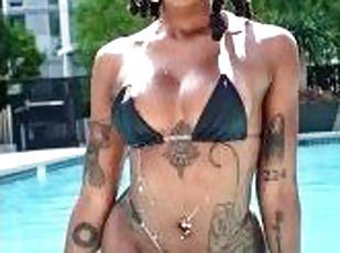 culo, tetas-grandes, masturbación, orgasmo, squirting, amateur, babes, negra-ebony, con-piercings, piscina