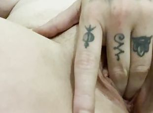 masturbare-masturbation, amatori, cu-degetelul, solo, tatuaj