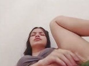 Alice_lima ficando toda molhadinha fodendo com um pepino grande e g...