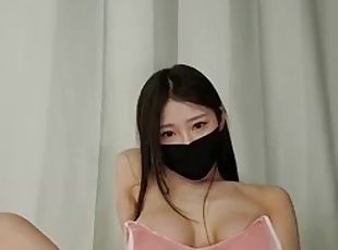 Good-looking Korean female anchor masturbates Korean+BJ live broadc...