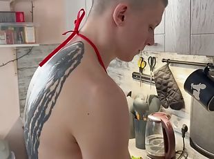 Stepfather caught naked twink preparing breakfast, and his dick swe...